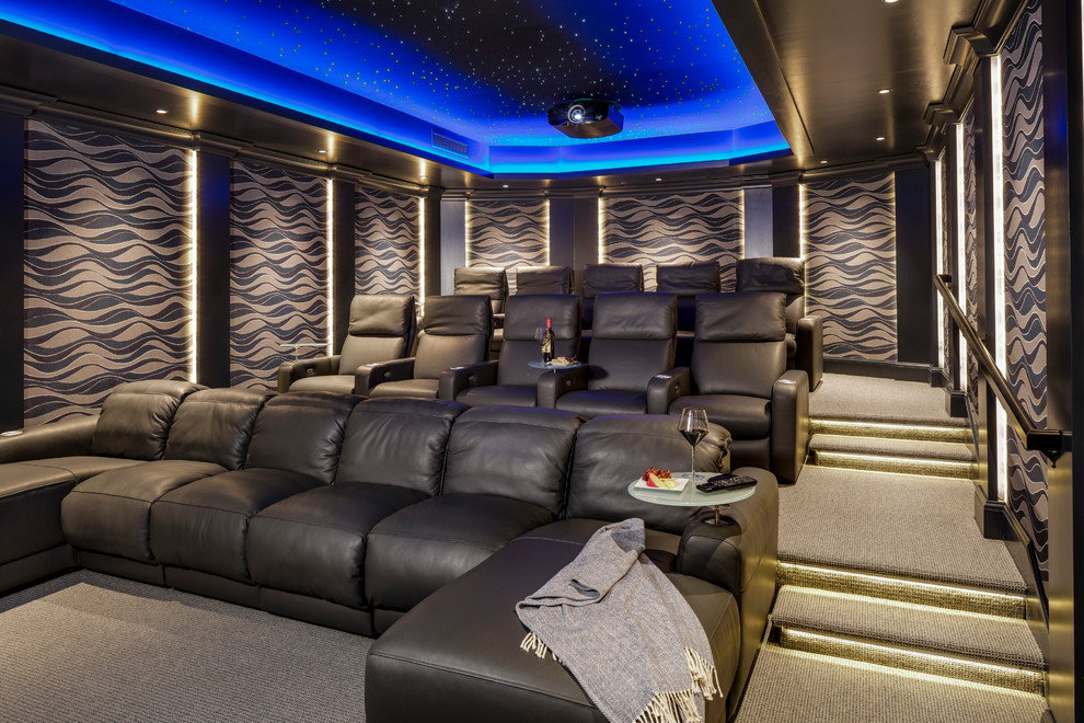 На фото: большой изолированный домашний кинотеатр в стиле неоклассика (современная классика) с серыми стенами, ковровым покрытием, проектором и бежевым полом с