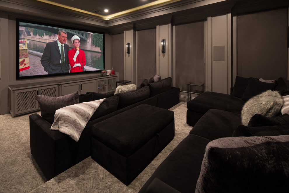 Стильный дизайн: изолированный домашний кинотеатр в морском стиле с серыми стенами, ковровым покрытием, проектором и серым полом - последний тренд