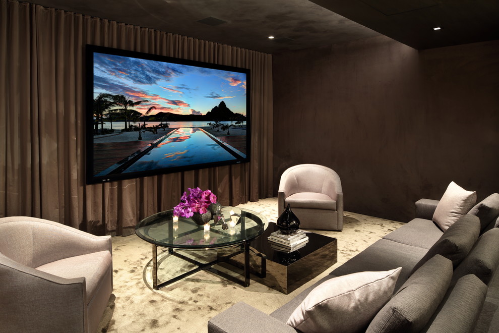 Inspiration pour une salle de cinéma design de taille moyenne et fermée avec un mur marron, moquette, un téléviseur fixé au mur et un sol beige.