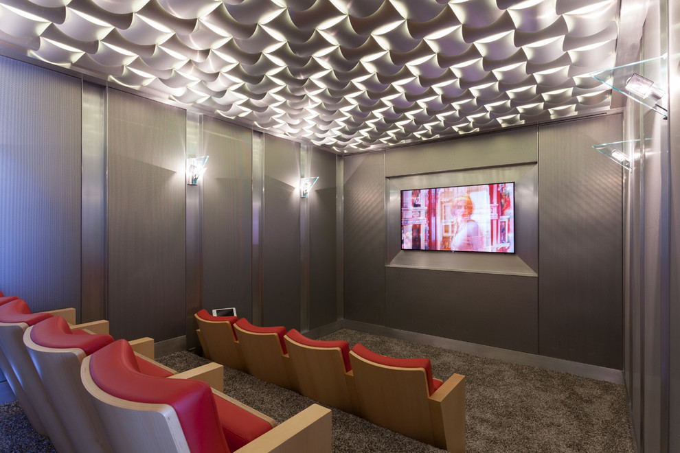 Ejemplo de cine en casa cerrado minimalista grande con paredes multicolor, moqueta y televisor colgado en la pared