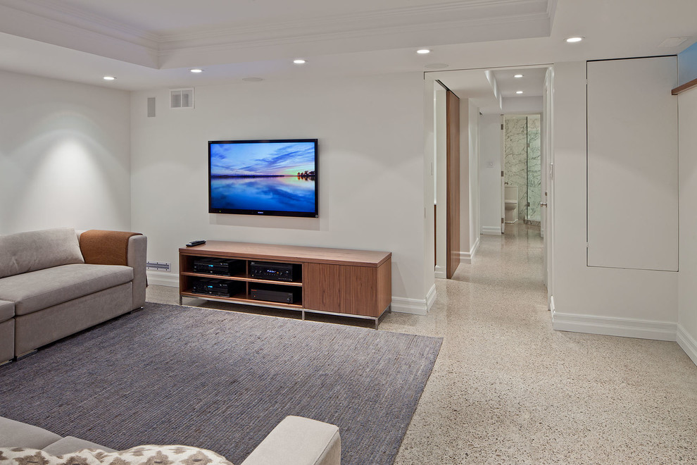Mittelgroßes Modernes Heimkino mit weißer Wandfarbe, Betonboden und TV-Wand in Toronto