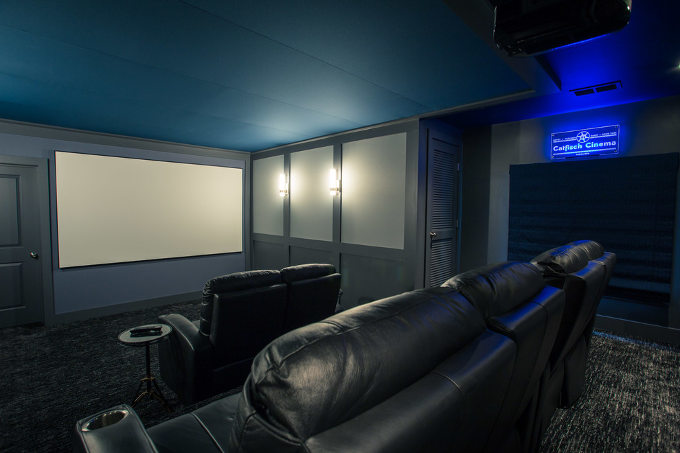Immagine di un grande home theatre design chiuso con pareti grigie, moquette, schermo di proiezione e pavimento blu