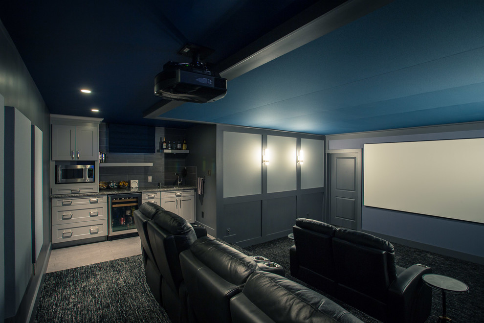 Idee per un grande home theatre design chiuso con pareti grigie, moquette, schermo di proiezione e pavimento blu