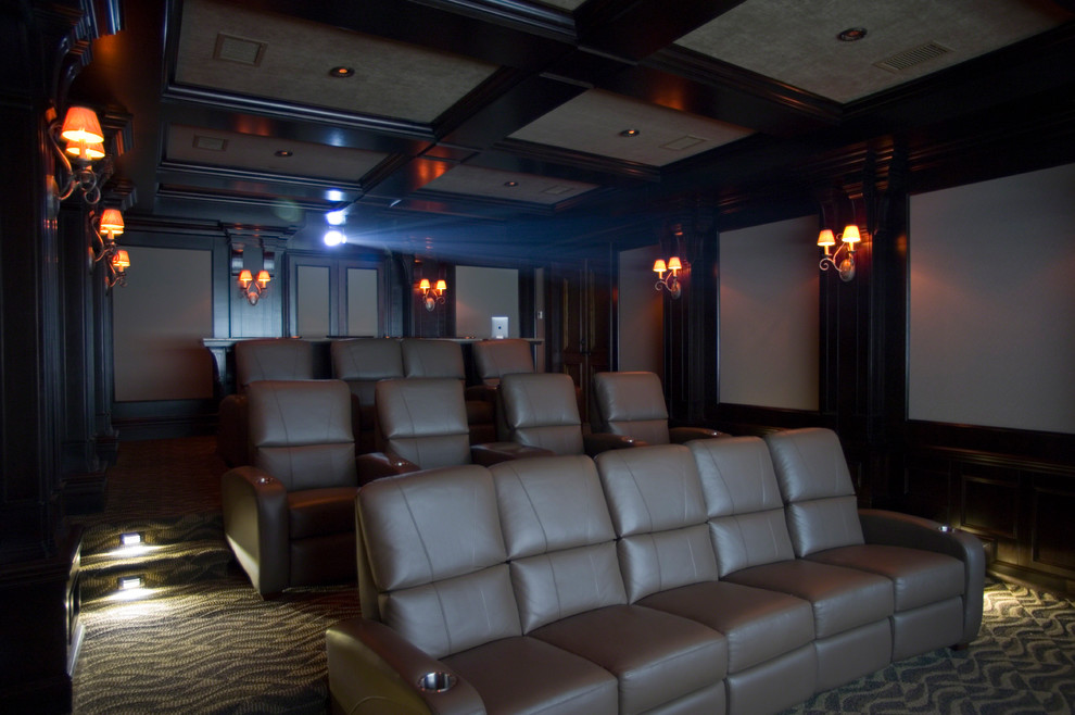 Aménagement d'une grande salle de cinéma classique fermée avec un mur beige, moquette et un écran de projection.