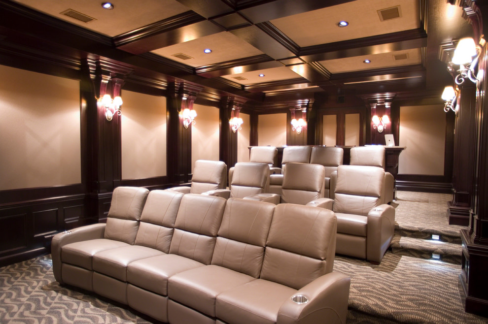 Foto de cine en casa cerrado clásico grande con paredes beige, moqueta y pantalla de proyección