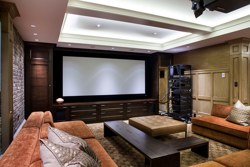 На фото: изолированный домашний кинотеатр в стиле неоклассика (современная классика) с ковровым покрытием и проектором