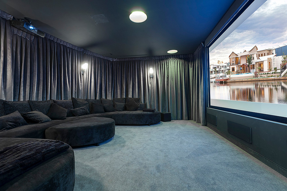 Стильный дизайн: изолированный домашний кинотеатр в современном стиле с серыми стенами и синим полом - последний тренд
