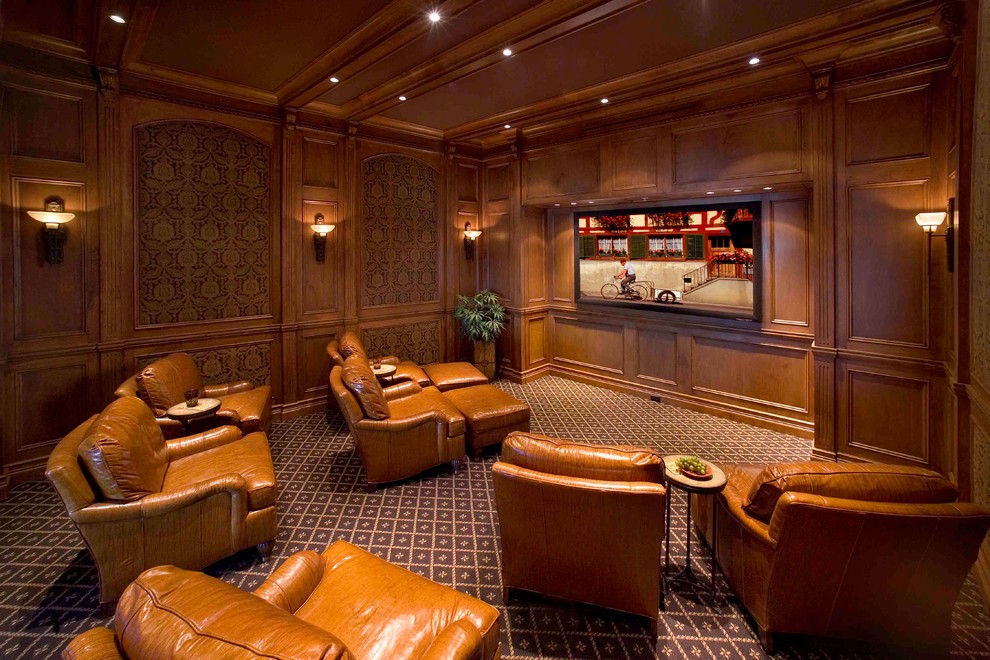 Diseño de cine en casa cerrado tradicional con paredes marrones, moqueta, televisor colgado en la pared y suelo marrón