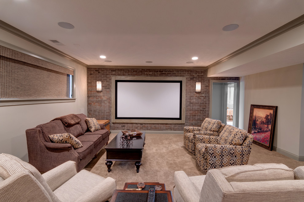 Foto de cine en casa abierto tradicional grande con paredes beige, moqueta, suelo beige y pantalla de proyección