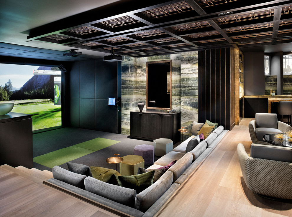 Diseño de cine en casa abierto contemporáneo con paredes negras, moqueta, pantalla de proyección y suelo gris