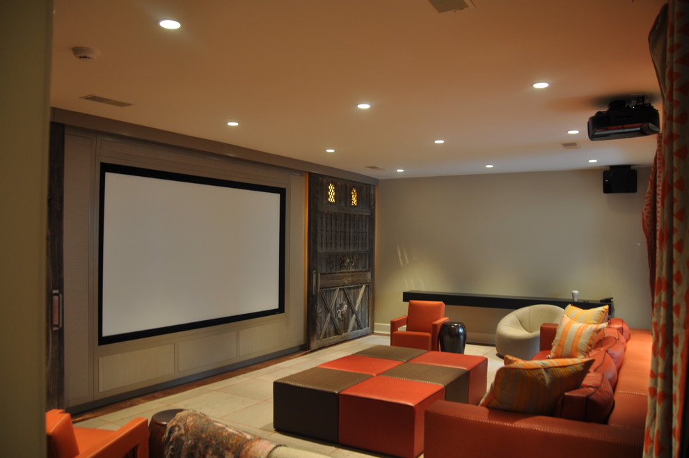 Immagine di un grande home theatre minimal chiuso con pareti beige, pavimento in cemento e schermo di proiezione