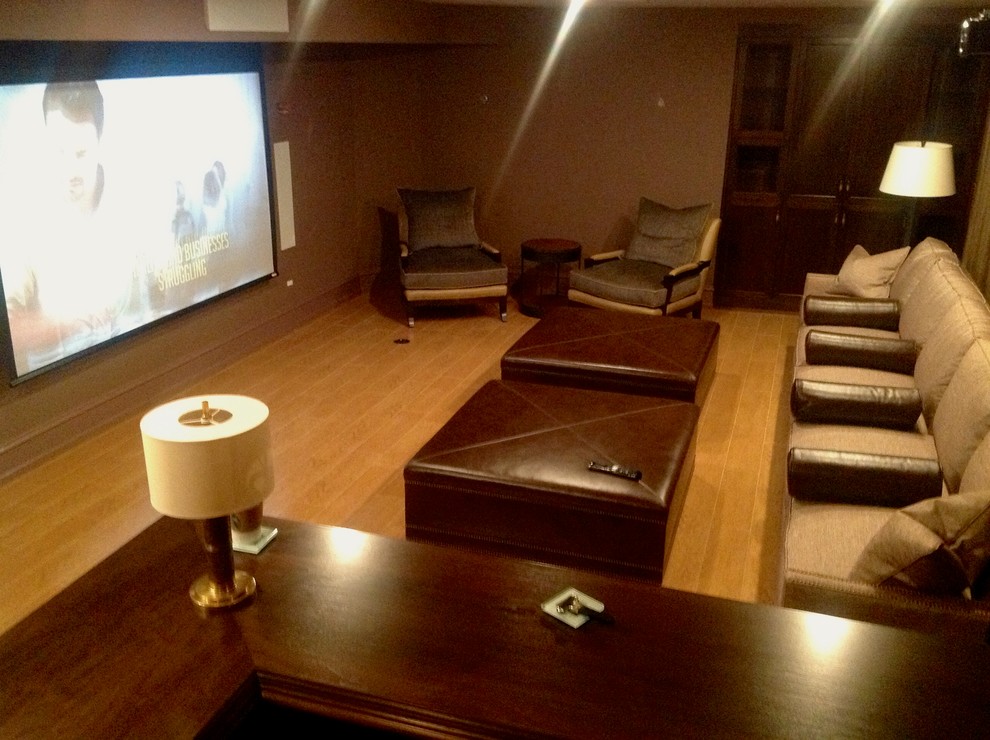 Пример оригинального дизайна: изолированный домашний кинотеатр среднего размера в классическом стиле с проектором, коричневыми стенами и ковровым покрытием
