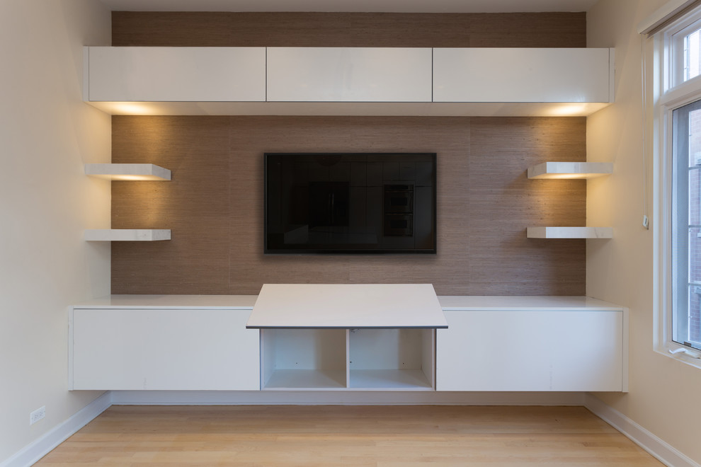 Diseño de cine en casa abierto minimalista grande con paredes blancas, suelo de madera clara y televisor colgado en la pared