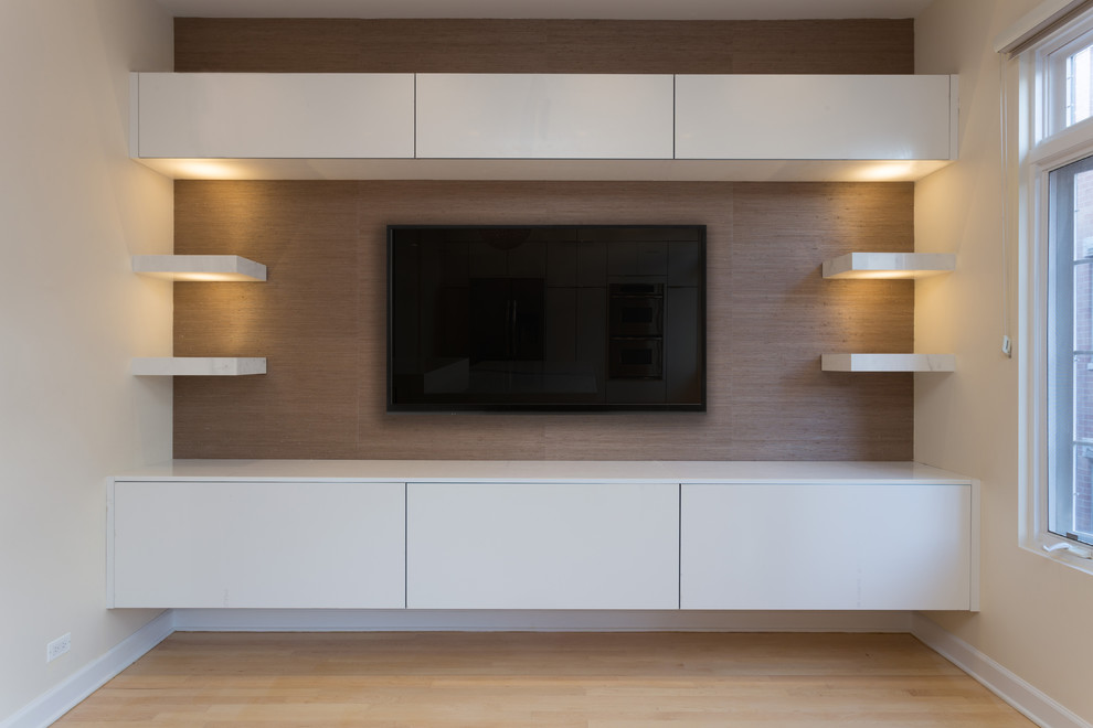 Idéer för att renovera ett stort funkis öppen hemmabio, med vita väggar, en väggmonterad TV och ljust trägolv