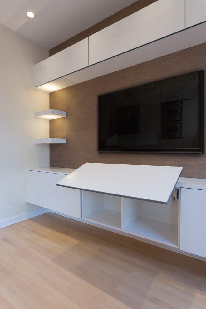Inspiration för stora moderna öppna hemmabior, med vita väggar, ljust trägolv och en väggmonterad TV