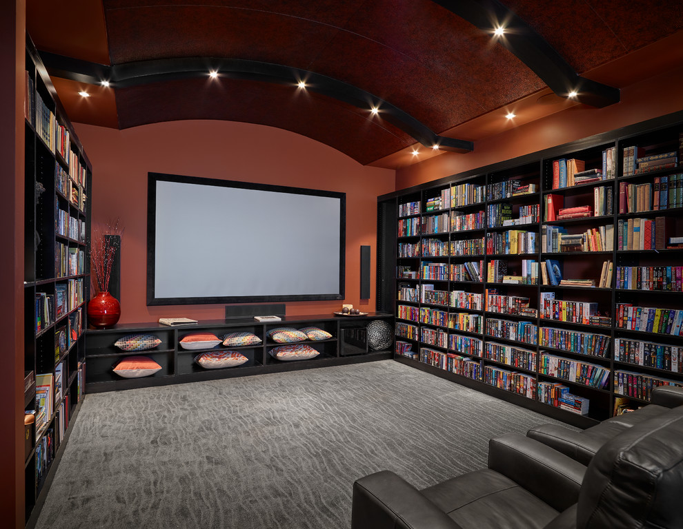 Foto de cine en casa cerrado tradicional grande con suelo de madera en tonos medios, parades naranjas, televisor colgado en la pared y suelo gris