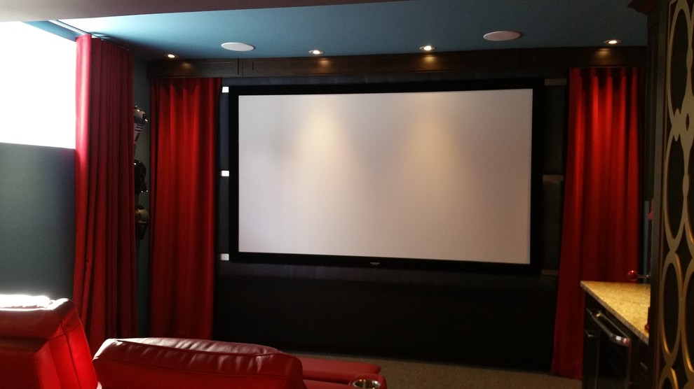 Пример оригинального дизайна: изолированный домашний кинотеатр среднего размера в классическом стиле с синими стенами, ковровым покрытием, проектором и бежевым полом