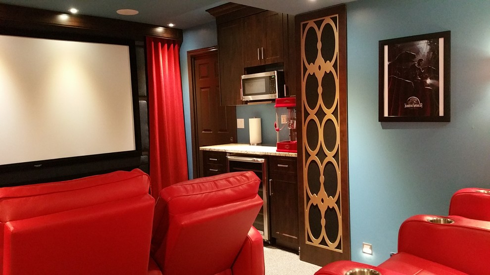 Imagen de cine en casa cerrado clásico de tamaño medio con paredes azules, moqueta, pantalla de proyección y suelo beige