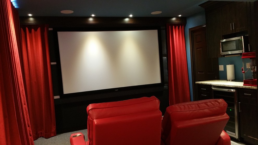 Стильный дизайн: изолированный домашний кинотеатр среднего размера в классическом стиле с синими стенами, ковровым покрытием, проектором и бежевым полом - последний тренд