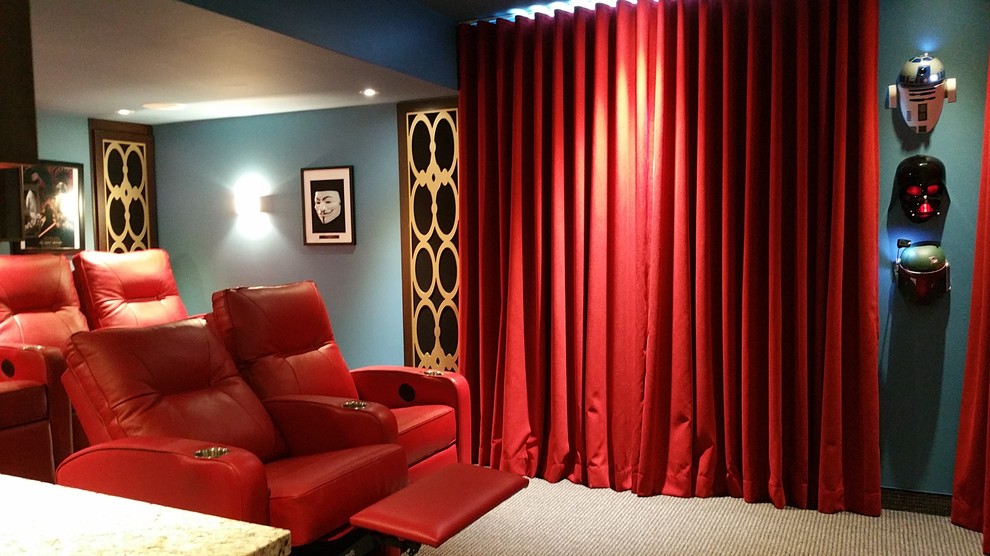 Foto de cine en casa cerrado tradicional de tamaño medio con paredes azules, moqueta, pantalla de proyección y suelo beige