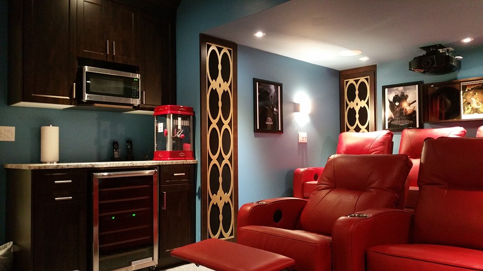 Источник вдохновения для домашнего уюта: изолированный домашний кинотеатр среднего размера в классическом стиле с синими стенами, ковровым покрытием, проектором и бежевым полом