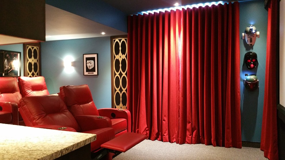 Aménagement d'une salle de cinéma classique de taille moyenne et fermée avec un mur bleu, moquette, un écran de projection et un sol beige.