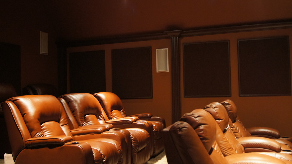 Esempio di un home theatre chic di medie dimensioni e chiuso con pareti marroni, moquette e schermo di proiezione