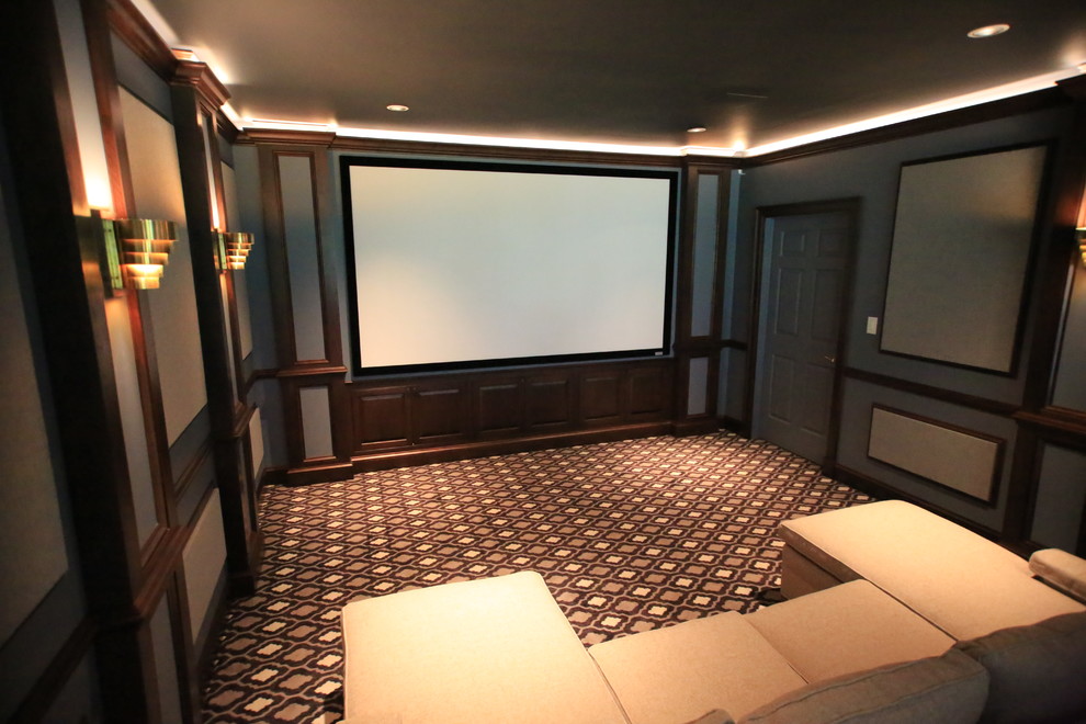 Идея дизайна: изолированный домашний кинотеатр среднего размера в современном стиле с разноцветными стенами, ковровым покрытием и проектором