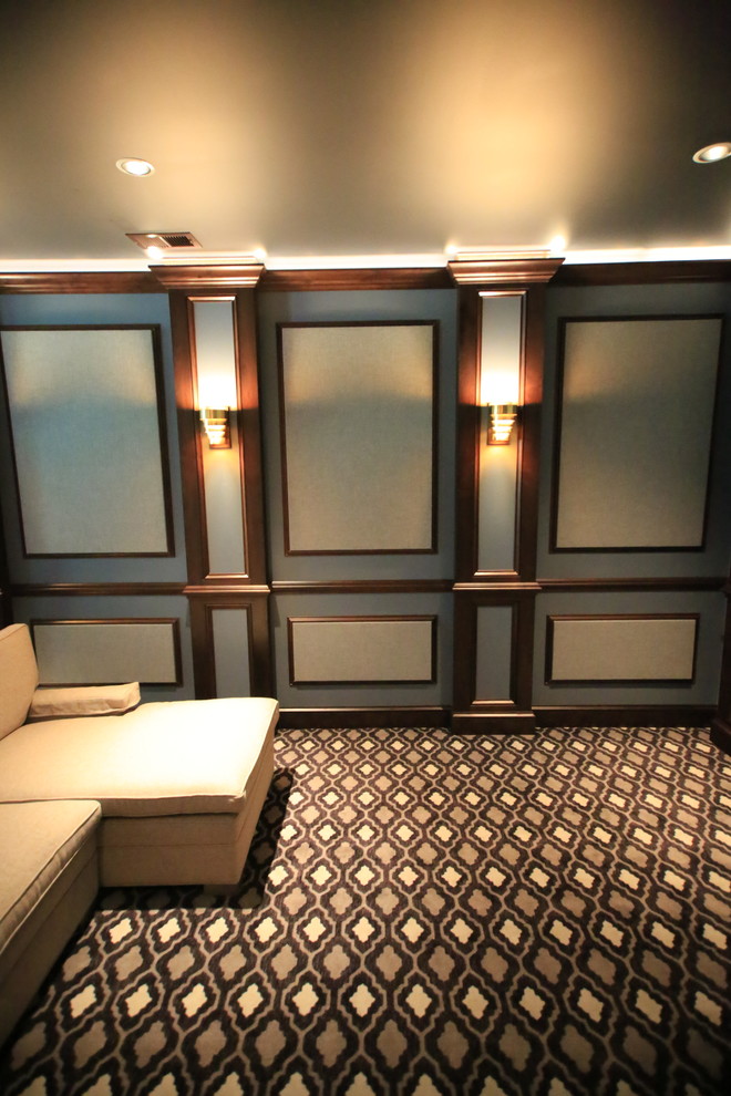 Пример оригинального дизайна: изолированный домашний кинотеатр среднего размера в современном стиле с разноцветными стенами, ковровым покрытием и проектором