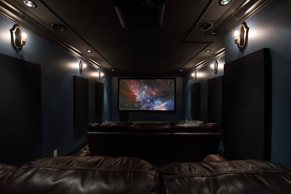 Источник вдохновения для домашнего уюта: изолированный домашний кинотеатр среднего размера в классическом стиле с синими стенами, ковровым покрытием, проектором и черным полом