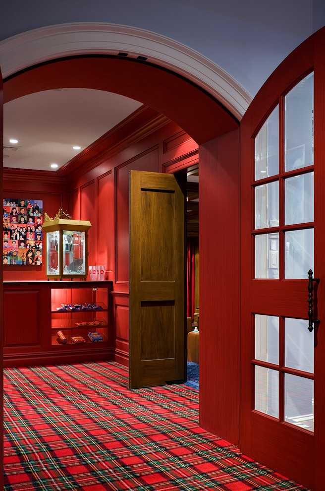 Inspiration för stora klassiska avskilda hemmabior, med röda väggar, heltäckningsmatta och projektorduk