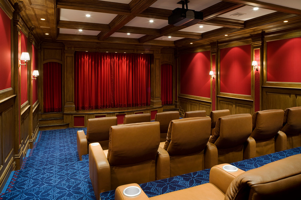 Свежая идея для дизайна: большой изолированный домашний кинотеатр в стиле неоклассика (современная классика) с красными стенами, ковровым покрытием, проектором и синим полом - отличное фото интерьера