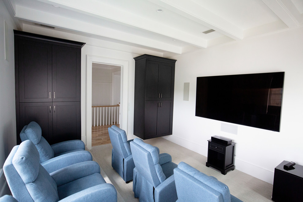 Mittelgroßes, Offenes Klassisches Heimkino mit weißer Wandfarbe, Teppichboden, TV-Wand und beigem Boden in Miami
