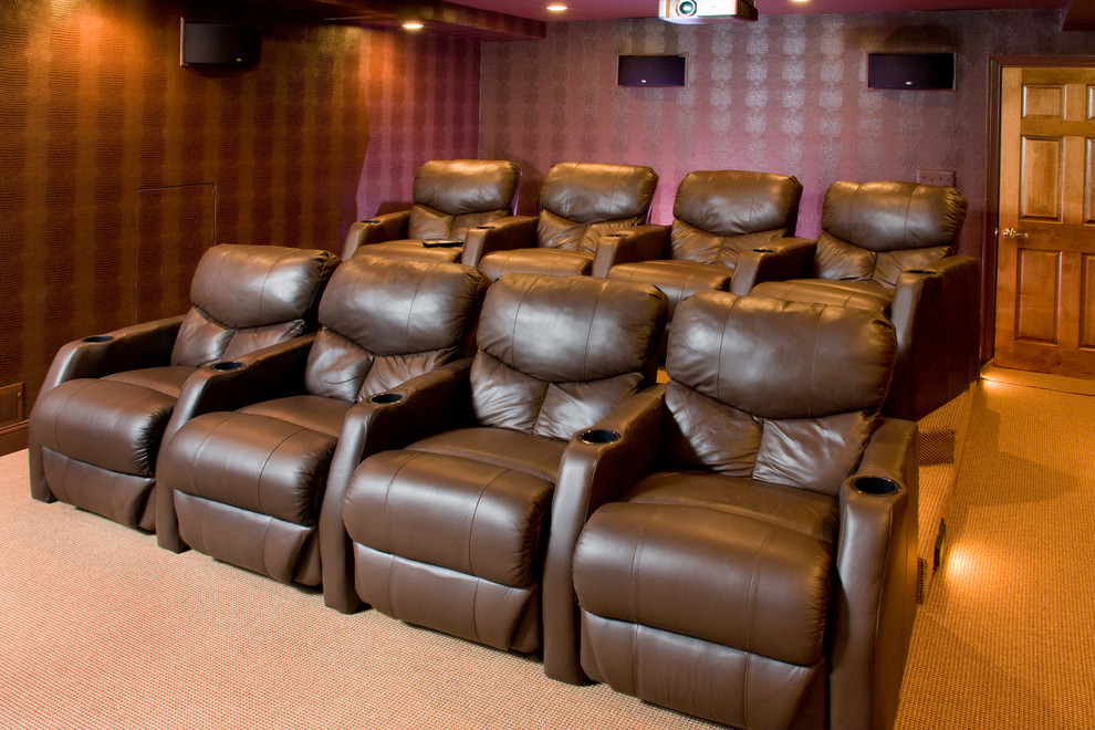 Idées déco pour une très grande salle de cinéma contemporaine avec un sol en bois brun.