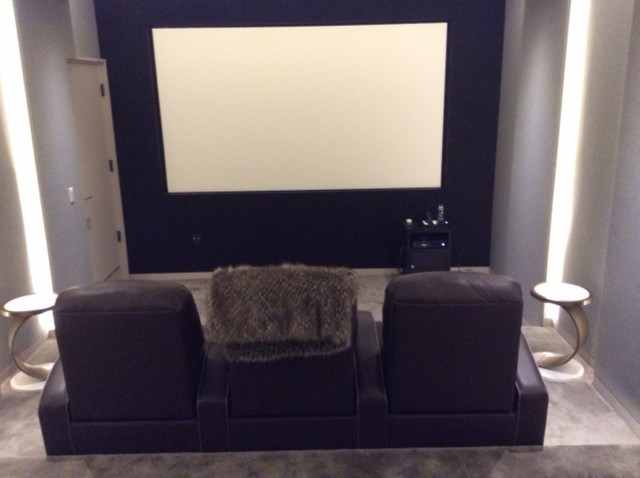 Foto de cine en casa cerrado actual de tamaño medio con paredes beige, moqueta y pantalla de proyección