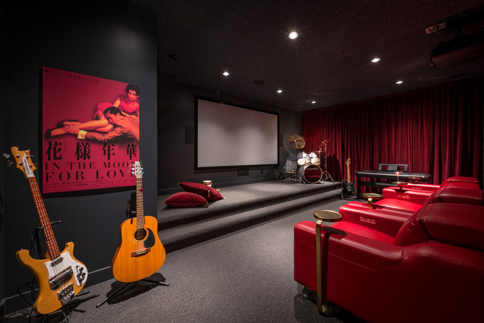 На фото: изолированный домашний кинотеатр среднего размера в современном стиле с серыми стенами, проектором, серым полом и ковровым покрытием