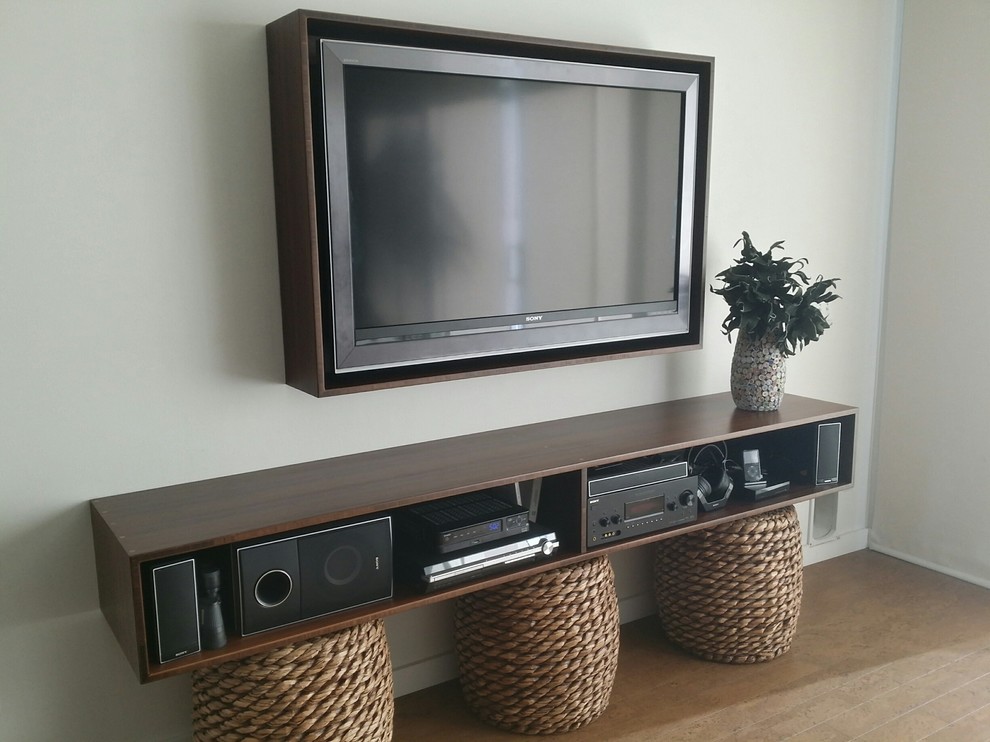Foto på ett mellanstort funkis öppen hemmabio, med grå väggar, korkgolv och en väggmonterad TV