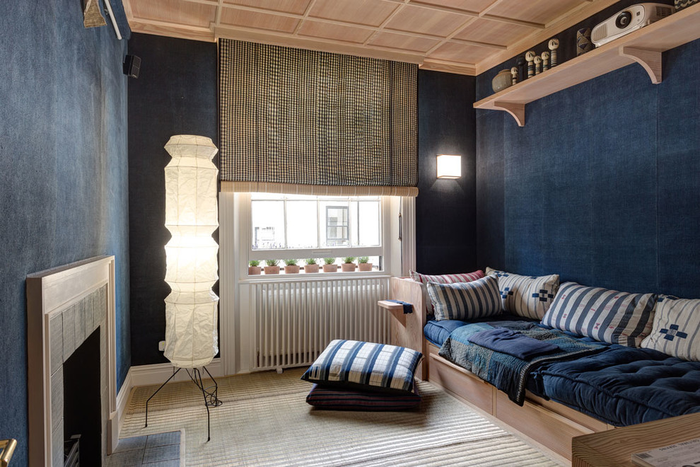 Ejemplo de cine en casa de estilo zen de tamaño medio con paredes azules y pantalla de proyección