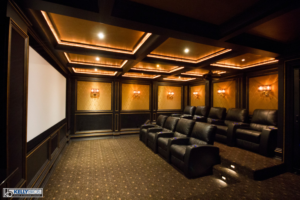 Пример оригинального дизайна: домашний кинотеатр в классическом стиле