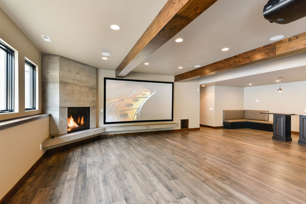 Aménagement d'une très grande salle de cinéma contemporaine ouverte avec un mur beige, un sol en bois brun, un écran de projection et un sol marron.