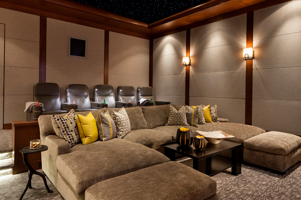 Идея дизайна: изолированный домашний кинотеатр в стиле неоклассика (современная классика) с ковровым покрытием