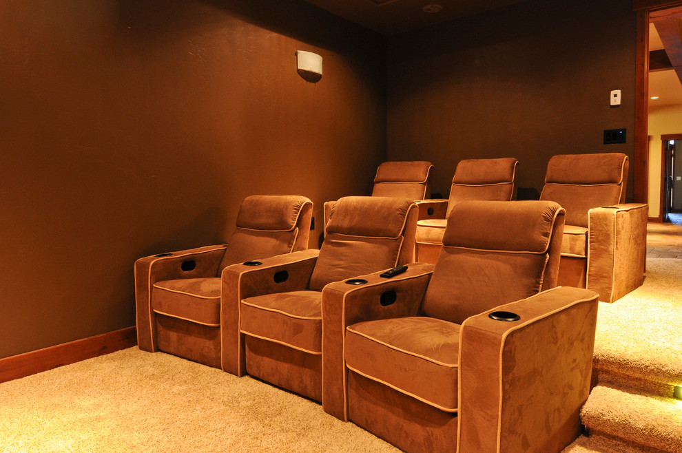Источник вдохновения для домашнего уюта: большой изолированный домашний кинотеатр в стиле рустика