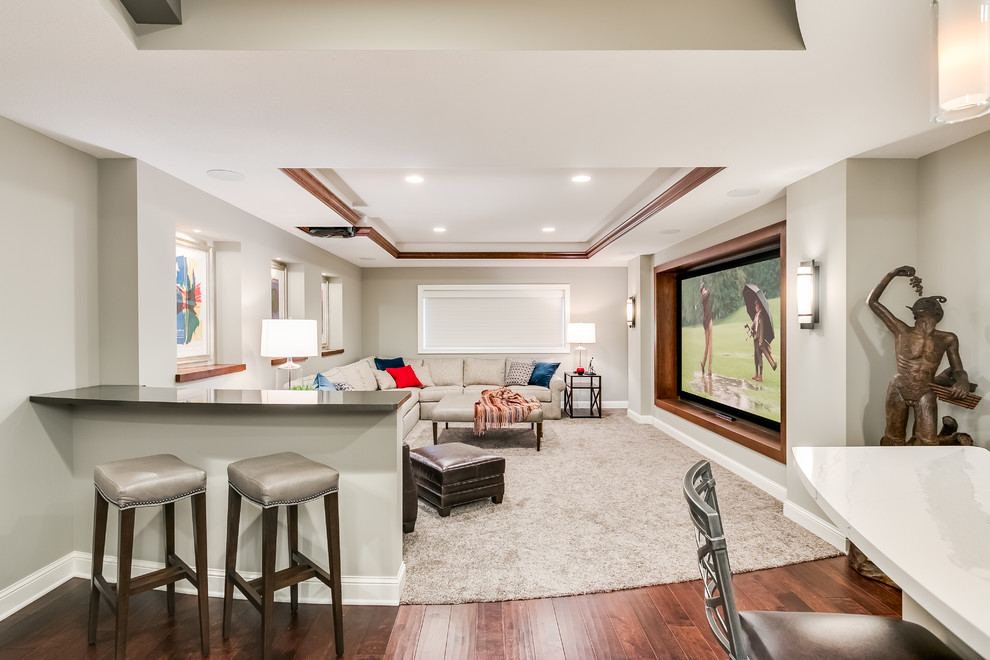 Mittelgroßes, Offenes Klassisches Heimkino mit beiger Wandfarbe, Teppichboden, beigem Boden und Leinwand in Minneapolis