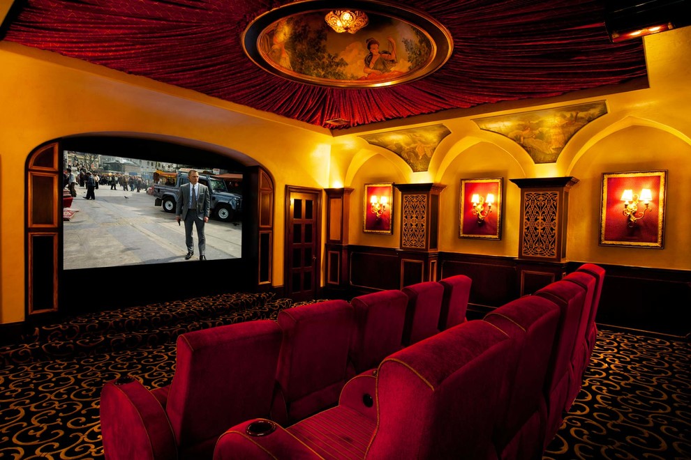 На фото: открытый домашний кинотеатр среднего размера в стиле ретро с желтыми стенами, ковровым покрытием и проектором