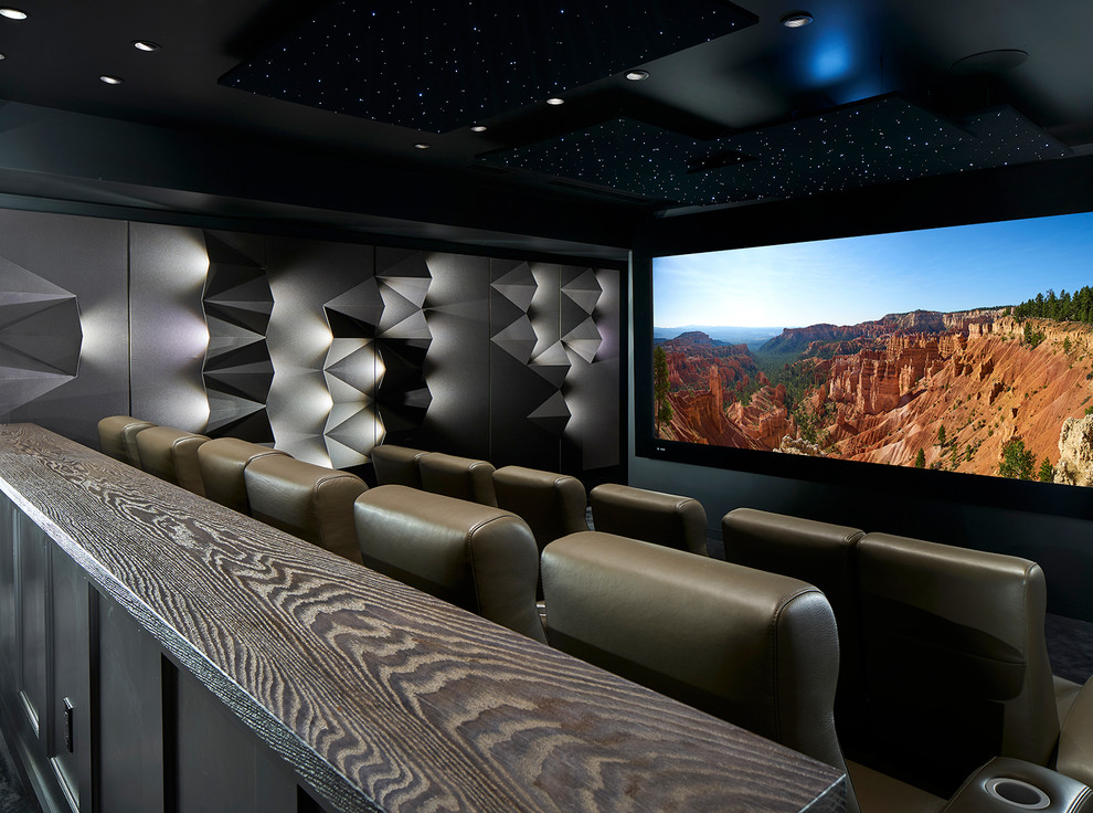 Идея дизайна: большой изолированный домашний кинотеатр в современном стиле с серыми стенами, ковровым покрытием, проектором и серым полом