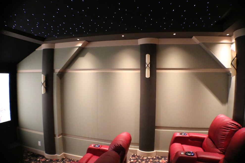 Idées déco pour une petite salle de cinéma contemporaine fermée avec un mur vert, moquette et un écran de projection.