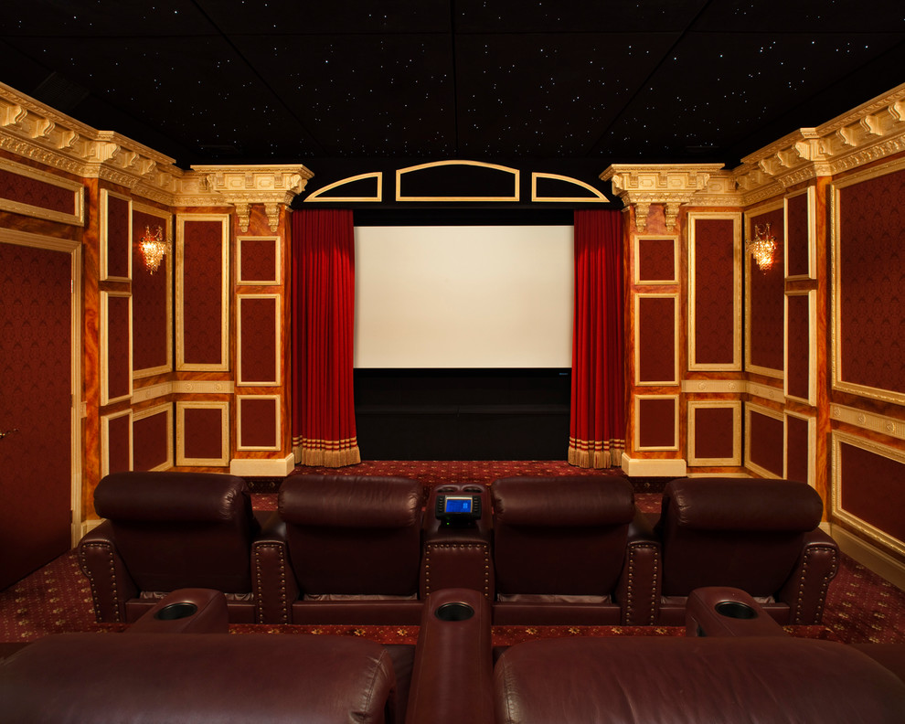 Источник вдохновения для домашнего уюта: изолированный домашний кинотеатр среднего размера в классическом стиле с красными стенами, ковровым покрытием и проектором