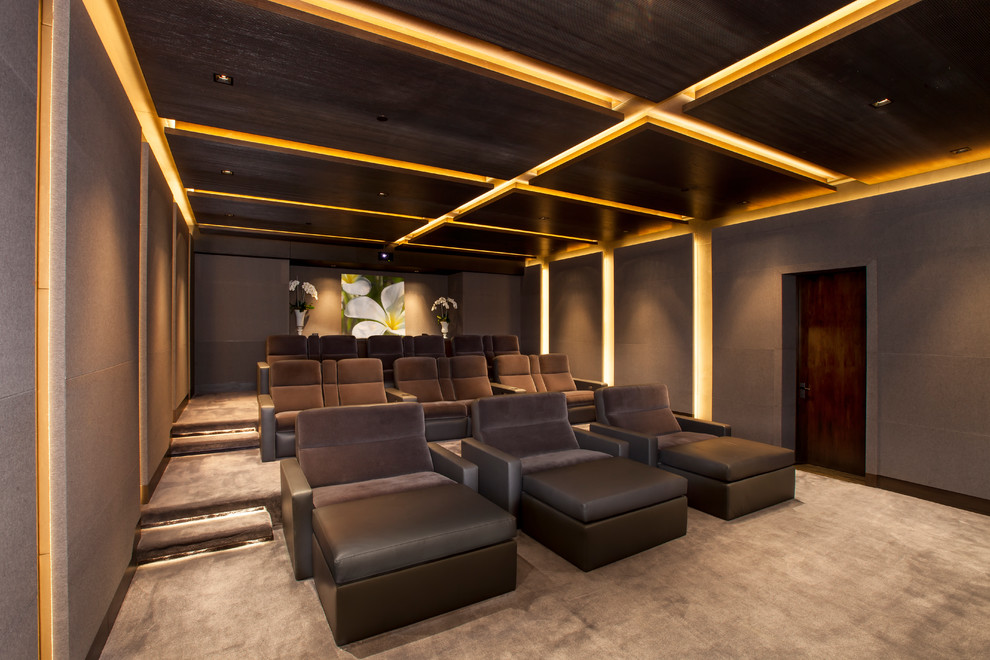 Immagine di un grande home theatre design chiuso con pareti marroni, moquette, schermo di proiezione e pavimento marrone