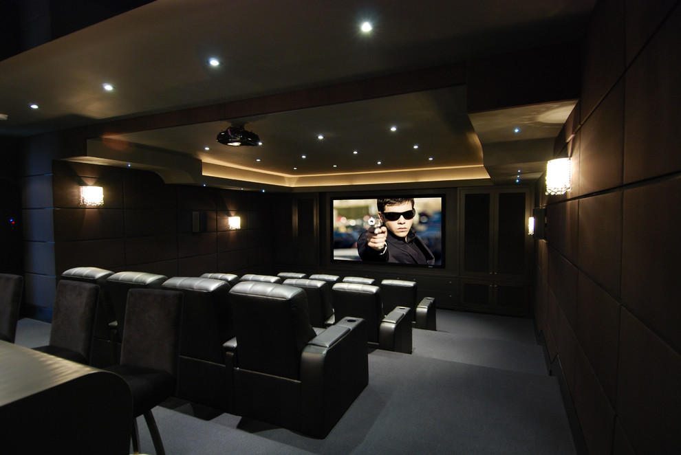 Ejemplo de cine en casa cerrado actual pequeño con paredes grises, moqueta y pantalla de proyección