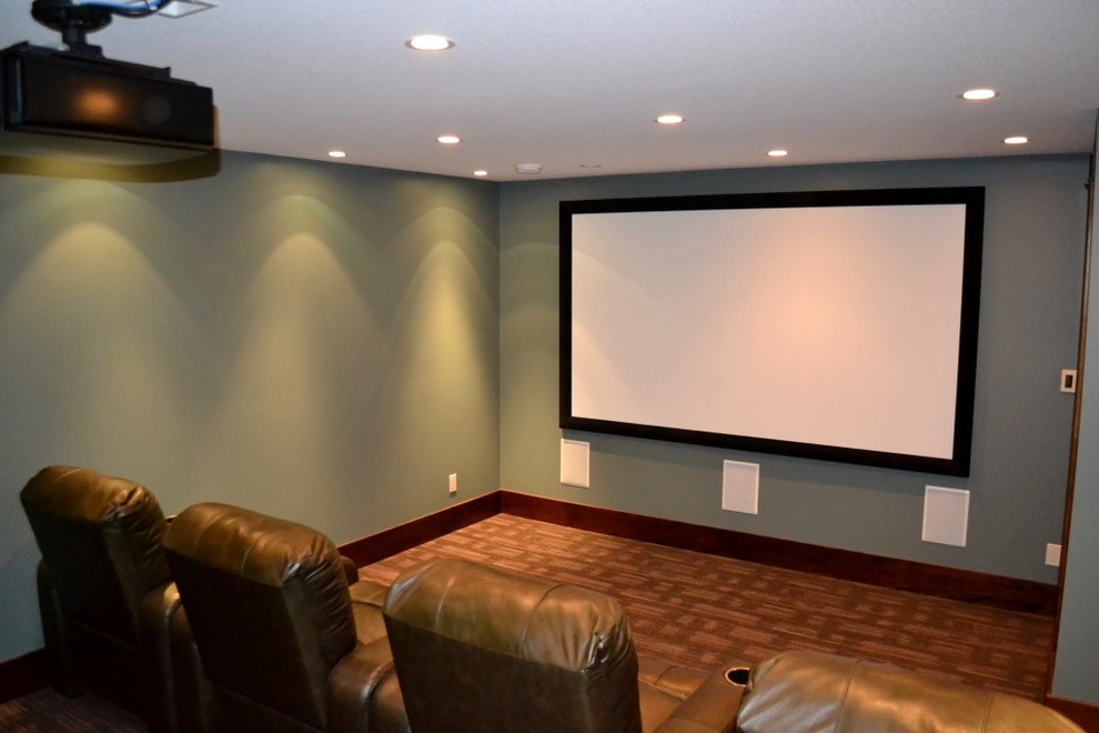 Foto di un home theatre stile americano di medie dimensioni e chiuso con pareti verdi, moquette, schermo di proiezione e pavimento marrone